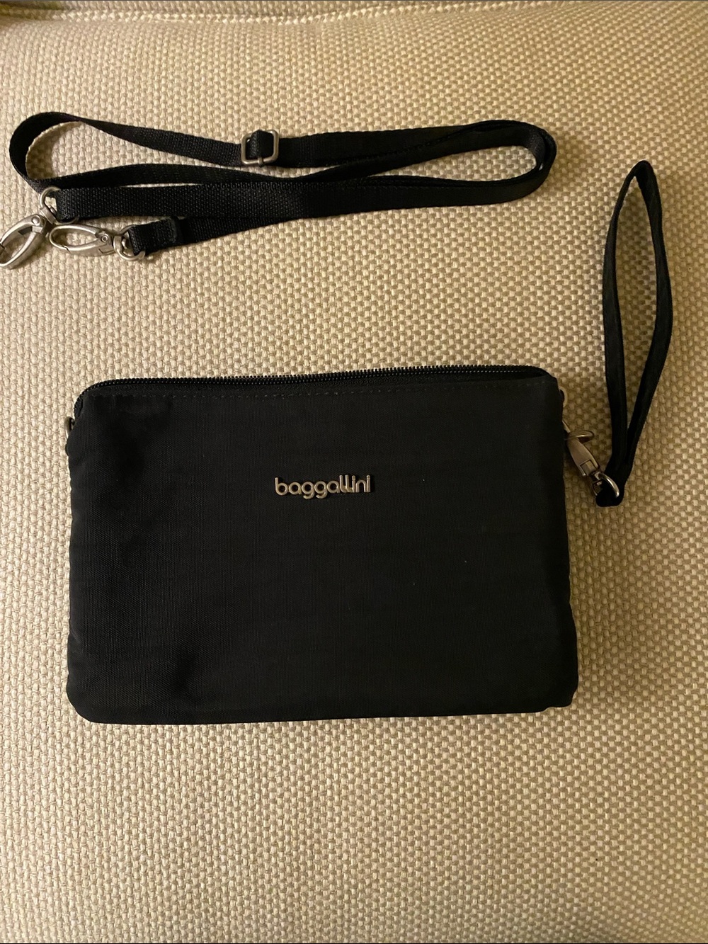 Baggallini Black Nylon Crossbody Bag •
Wristlet Strap • Gray Lining - Picture 3 of 12